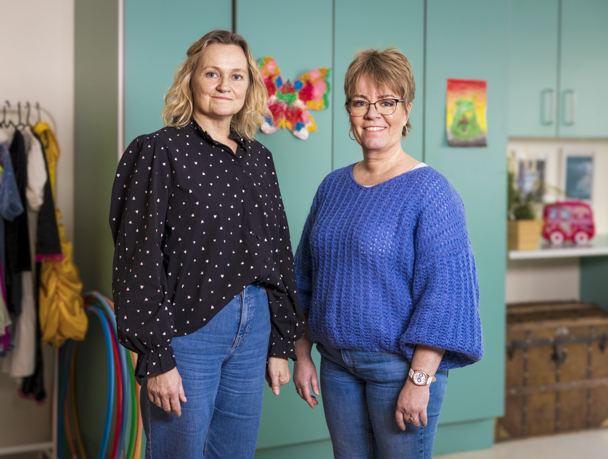 et par personr som poserer for et bilde