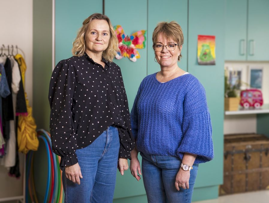 et par personr som poserer for et bilde