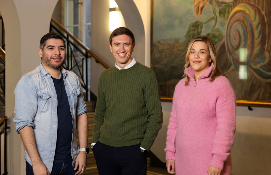 en gruppe mennesker som poserer for et bilde