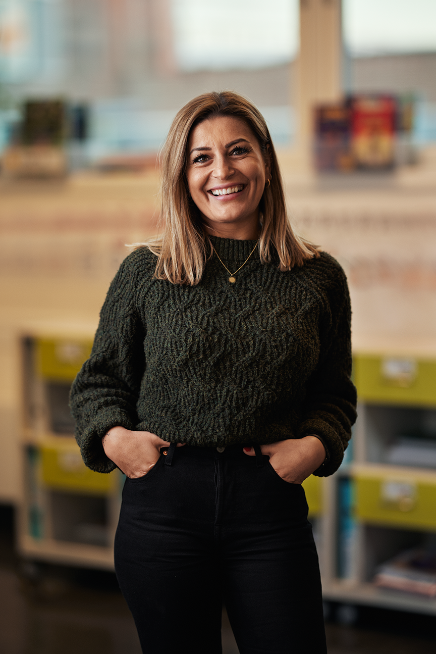 en person med armene i kors