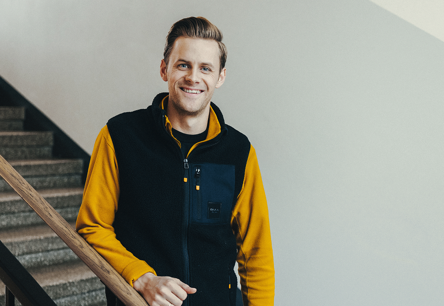 En person i gul jakke