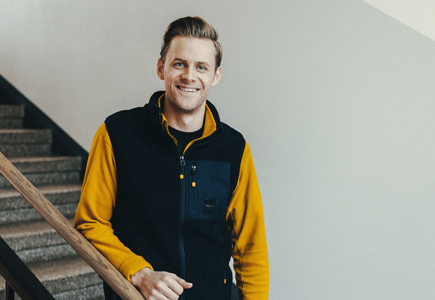 En person i gul jakke