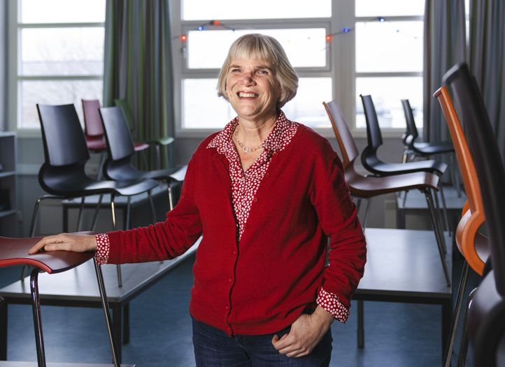 en person som sitter ved et skrivebord en person som sitter ved et skrivebord