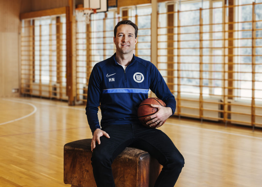 en person som holder en basketball