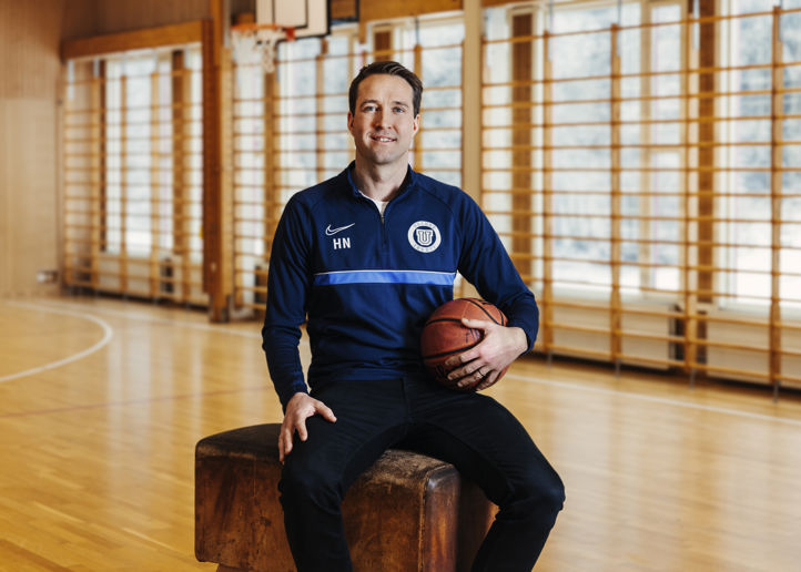 en person som holder en basketball