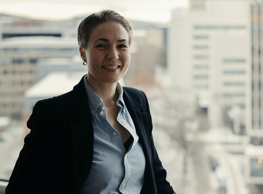 en person som smiler til kameraet