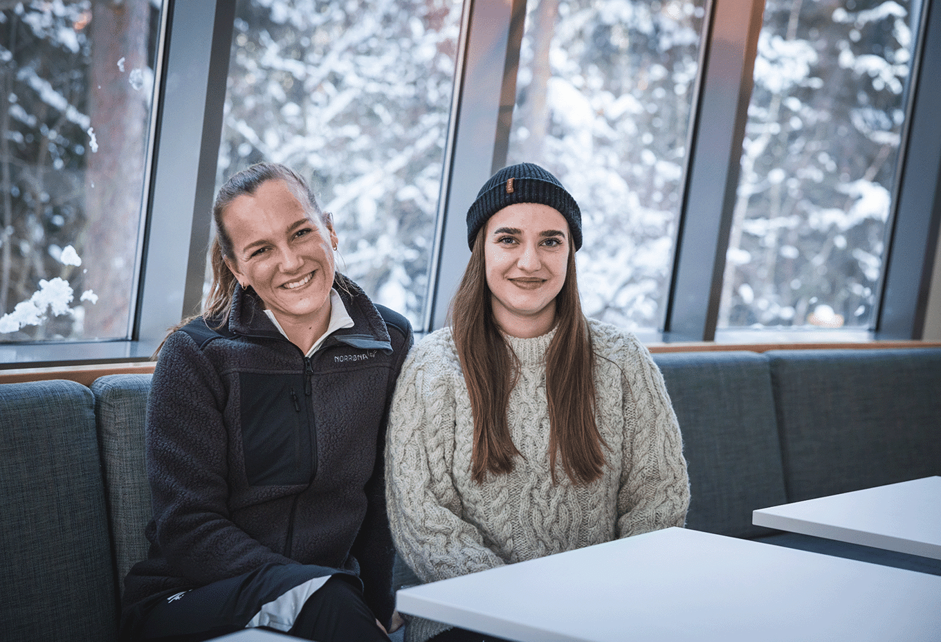 et par personr som sitter ved et bord og smiler til kameraet