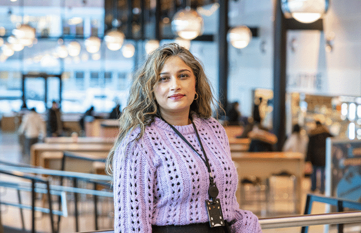 en person i en lilla jakke