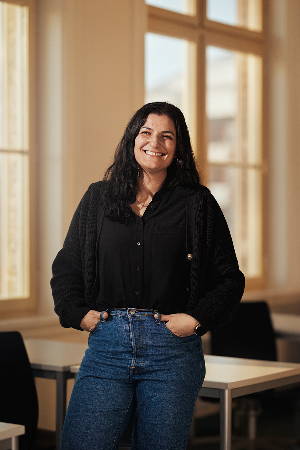 en person som står i et rom