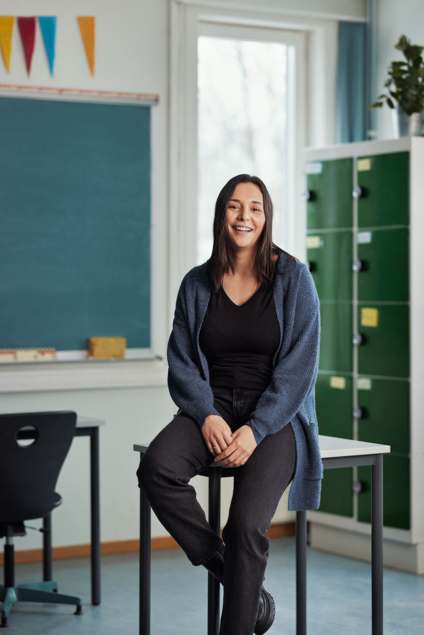 en person som sitter i en stol