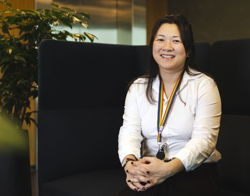 en person som sitter på en sofa